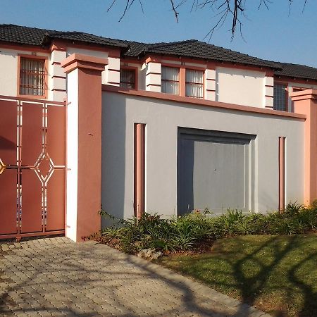 Moshitametsi Guesthouse Kempton Park Buitenkant foto