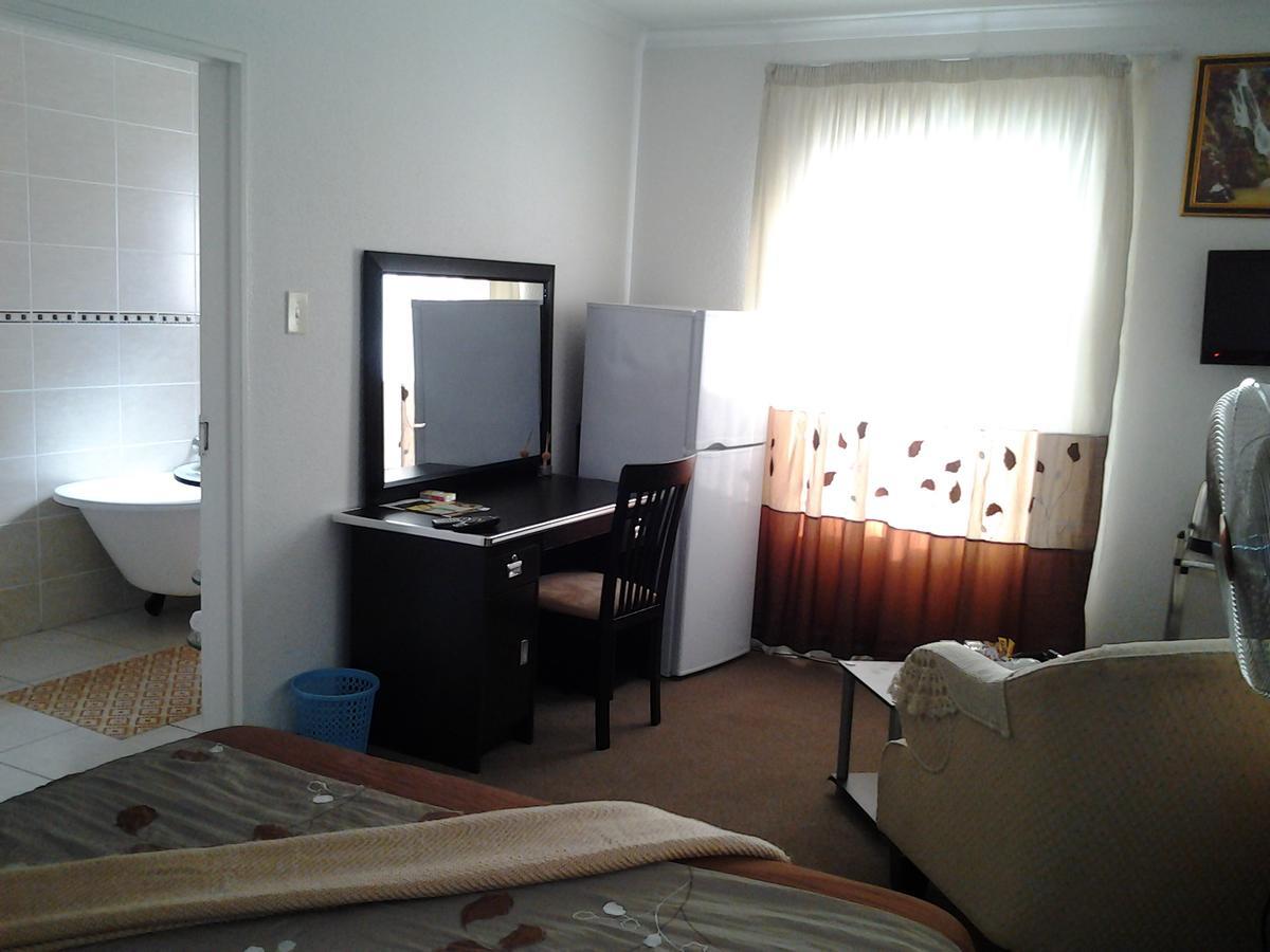 Moshitametsi Guesthouse Kempton Park Buitenkant foto