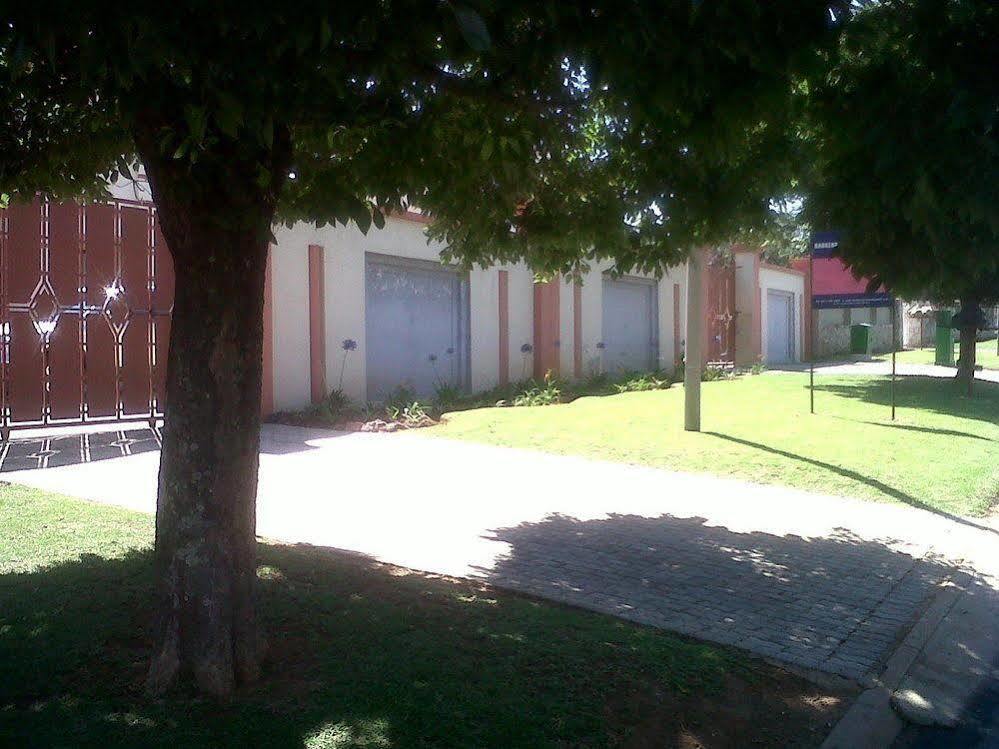 Moshitametsi Guesthouse Kempton Park Buitenkant foto